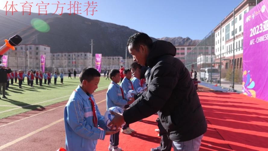 “梦想中国”中国足协社会责任活动走进玉树 “梦想中国”中国足协社会责任活动走进玉树