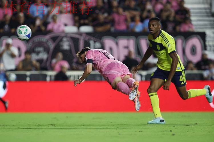 38岁梅西起飞：鱼跃冲顶 犹如空中捕猎！美职联30球 全场狂欢